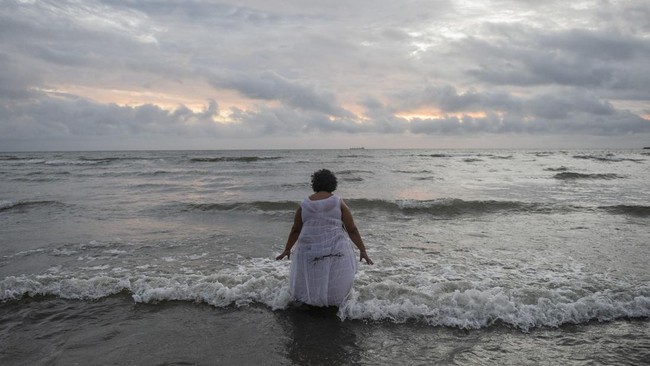 FOTO: Ritual Yemanja, Ucapan Syukur Bagi Dewi Laut di Uruguay