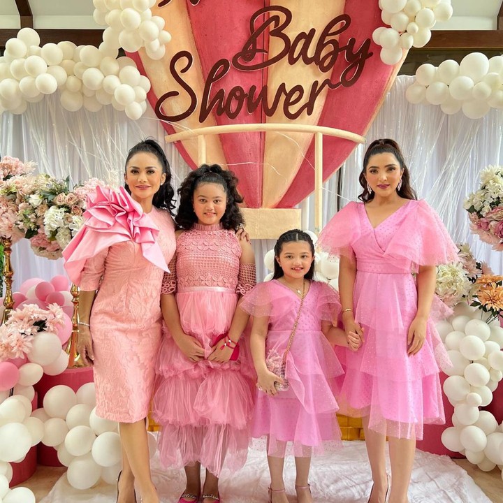 <p>Acara tersebut terasa semakin istimewa dengan kehadiran dua calon nenek yang cantik dan masih muda. Mereka juga mengajak putri masing-masing, yaitu Arsy dan Amora. (Foto: Instagram @ashanty_ash)</p>