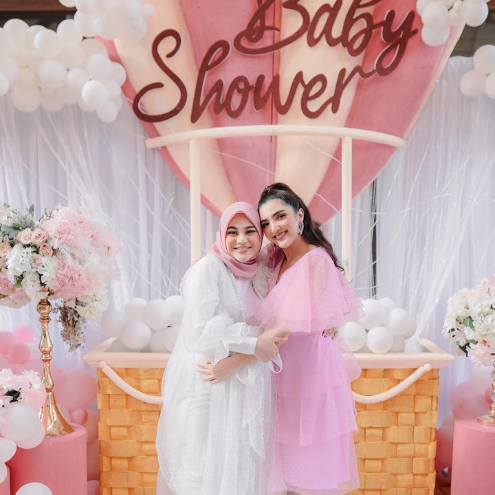 <p>Banyak orang sudah tidak sabar menantikan kehadiran baby A, termasuk sang Bunda, Ashanty. Ia tampil mengenakan gaun warna pink yang senada dengan tema pesta <em>baby shower</em> Aurel. (Foto: Instagram @ashanty_ash)</p>