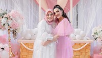 <p>Banyak orang sudah tidak sabar menantikan kehadiran baby A, termasuk sang Bunda, Ashanty. Ia tampil mengenakan gaun warna pink yang senada dengan tema pesta <em>baby shower</em> Aurel. (Foto: Instagram @ashanty_ash)</p>