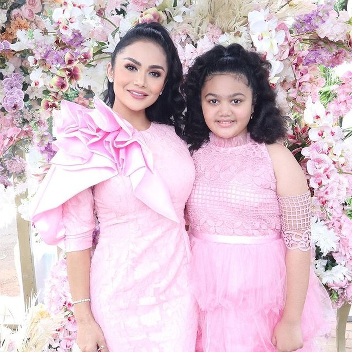 Krisdayanti juga mengajak putrinya, Amora Lemos untuk menghadiri acara tersebut. Tampil cantik dengan mengenakan ruffle dress beraksen lace, Amora terlihat sudah beranjak remaja. (@krisdayantilemos)