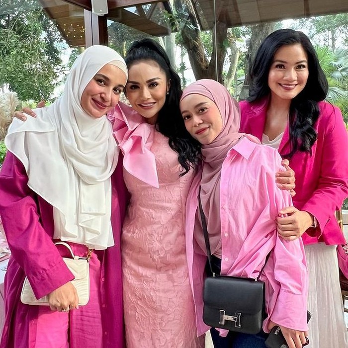 Krisdayanti mengabadikan momen tersebut dengan berfoto bersama Shireen Sungkar, Titi Kamal dan Lesti Kejora. (@krisdayantilemos)