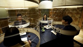 FOTO: Makan Dalam Lentera, Cara Restoran Jepang Lawan Covid-19
