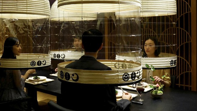 FOTO: Makan Dalam Lentera, Cara Restoran Jepang Lawan Covid-19