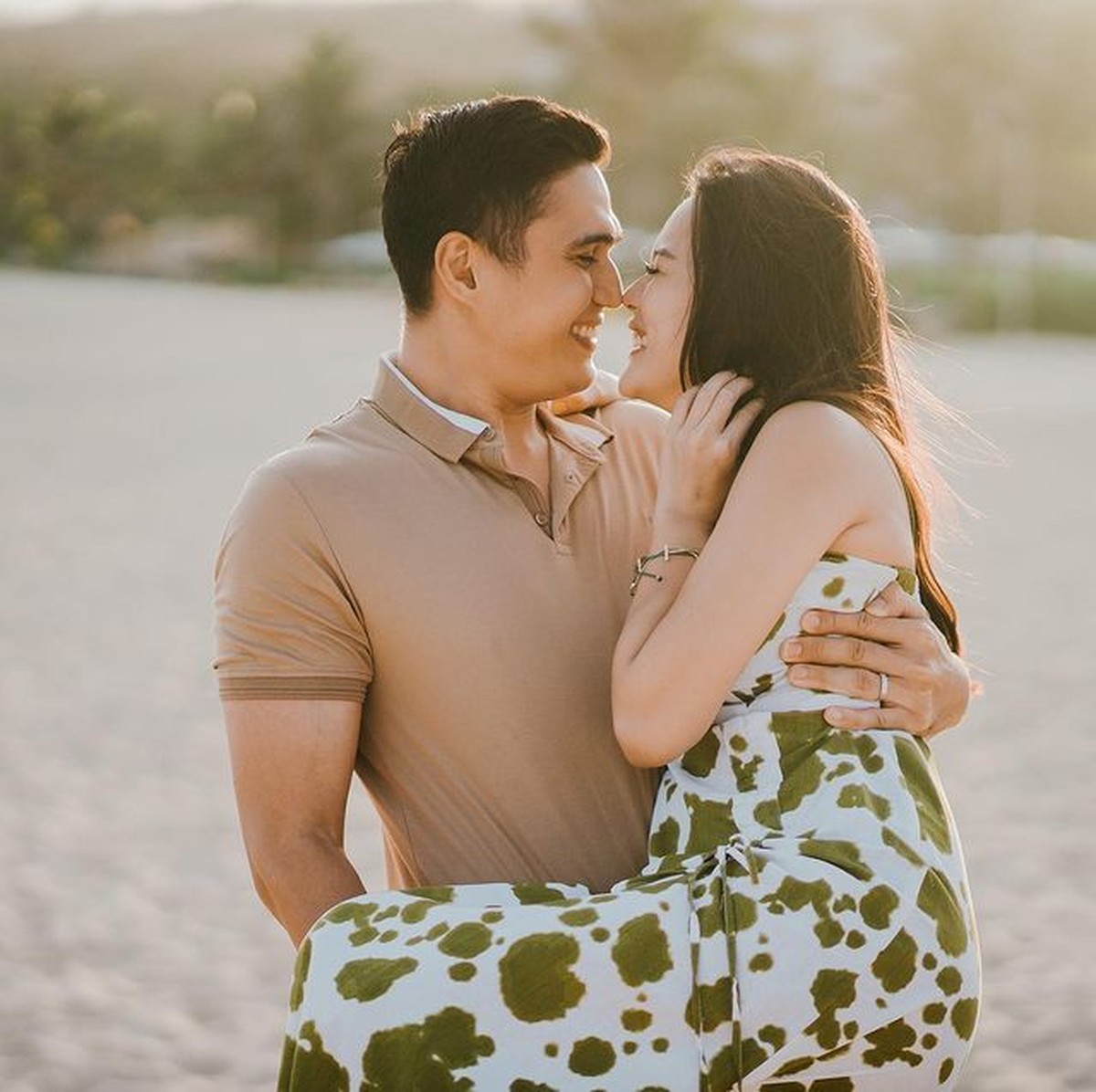 Marcel Chandrawinata telah menikah dengan perempuan cantik bernama&comma; Deasy yang kini jadi sorotan&period; Yuk&comma; intip potret kemesraan mereka&excl;