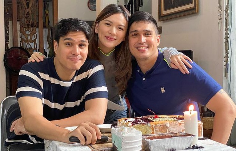 Marcel Chandrawinata dan Istri Marcel Chandrawinata telah menikah dengan perempuan cantik bernama, Deasy yang kini jadi sorotan. Yuk, intip potret kemesraan mereka!