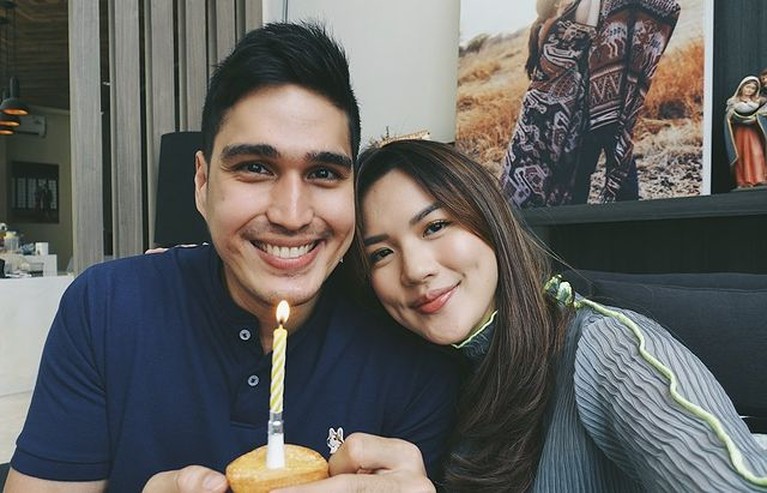 Marcel Chandrawinata dan Istri Marcel Chandrawinata telah menikah dengan perempuan cantik bernama, Deasy yang kini jadi sorotan. Yuk, intip potret kemesraan mereka!