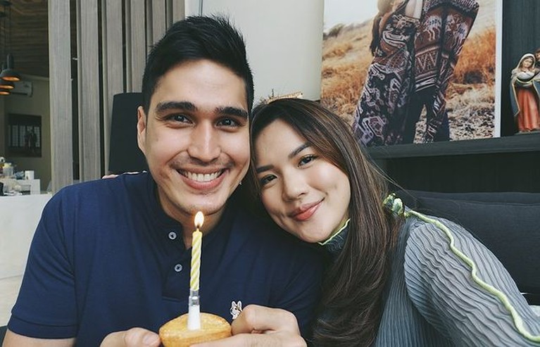 Marcel Chandrawinata telah menikah dengan perempuan cantik bernama, Deasy yang kini jadi sorotan. Yuk, intip potret kemesraan mereka!