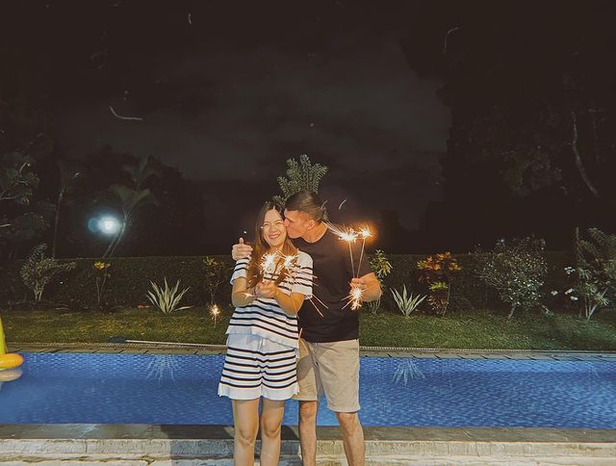 Marcel Chandrawinata telah menikah dengan perempuan cantik bernama&comma; Deasy yang kini jadi sorotan&period; Yuk&comma; intip potret kemesraan mereka&excl;