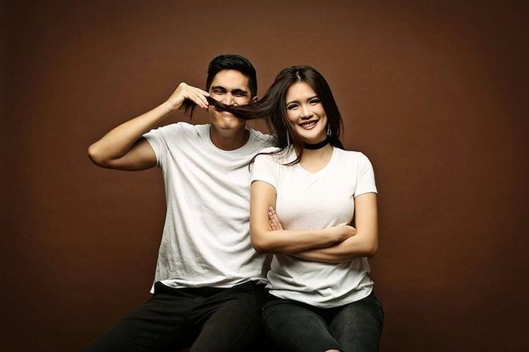 Marcel Chandrawinata dan Istri Marcel Chandrawinata telah menikah dengan perempuan cantik bernama, Deasy yang kini jadi sorotan. Yuk, intip potret kemesraan mereka!