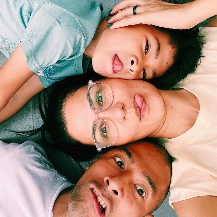 <p>Potret terbaru Marcell Siahaan, Rima Melati Adams, dan Seth Ananda. Kompak dan lucu ya, Bunda? Potret keluarga simpel seperti ini bisa jadi inspirasi foto keluarga nih. (Foto: Instagram @rimamelati)</p>