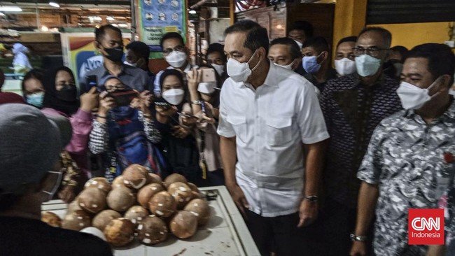 Mendag Muhammad Lutfi menyebut kemungkinan minyak goreng mahal karena ada yang menimbun dan lainnya menyelundupkan ke luar negeri.