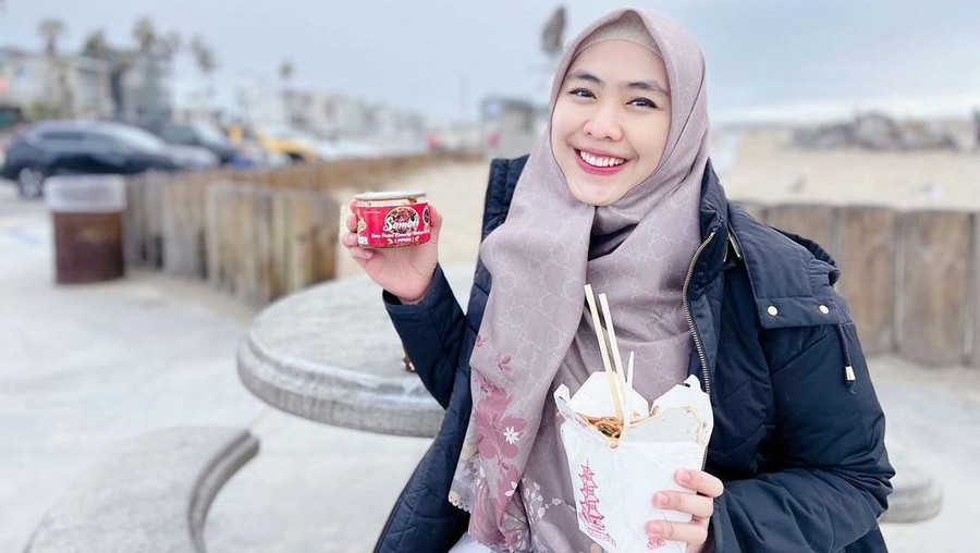 Momen Oki Setiana Dewi Saat Makan Bareng Keluarga