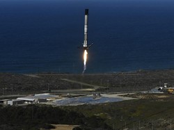 Roket SpaceX Sukses Luncurkan Satelit Mata-mata AS ke Luar Angkasa
