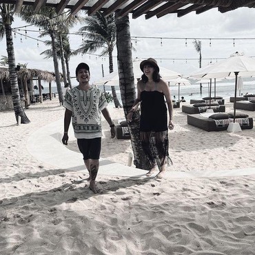 7 Potret Bahagia Nadine Chandarawinata Babymoon Bareng Suami di Bali
