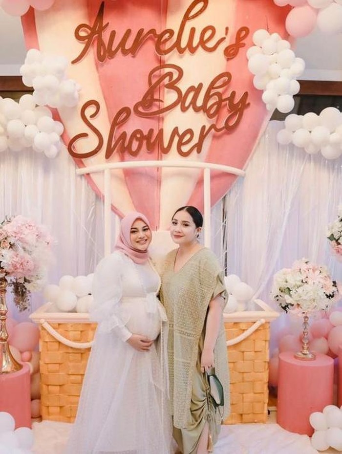 Nagita Slavina pun turut hadir dalam balutan busana yang simple namun mempesona. Dress berwarna sage dengan aksen lace dibagian depan, ia terlihat sangat cantik. (@aurelie.hermansyah)