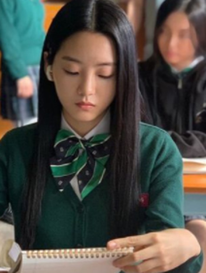 Nama Cho Yi Hyun semakin populer setelah membintangi School 2021 dan All of Us Are Dead. Dalam serial tersebut, ia sukses memerankan manusia setengah zombie dengan apik sekaligus ketua kelas cantik bernama Nam Ra./ foto: instagram.com/yihyun_1208