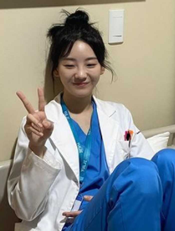 Namanya mulai 'dilirik' ketika membintangi drama populer 'Hospital Playlist'. Dalam drama populer tersebut, Cho Yi Hyun berperan sebagai mahasiswi kedokteran bernama Jang Yun Bok./ foto: instagram.com/yihyun_1208