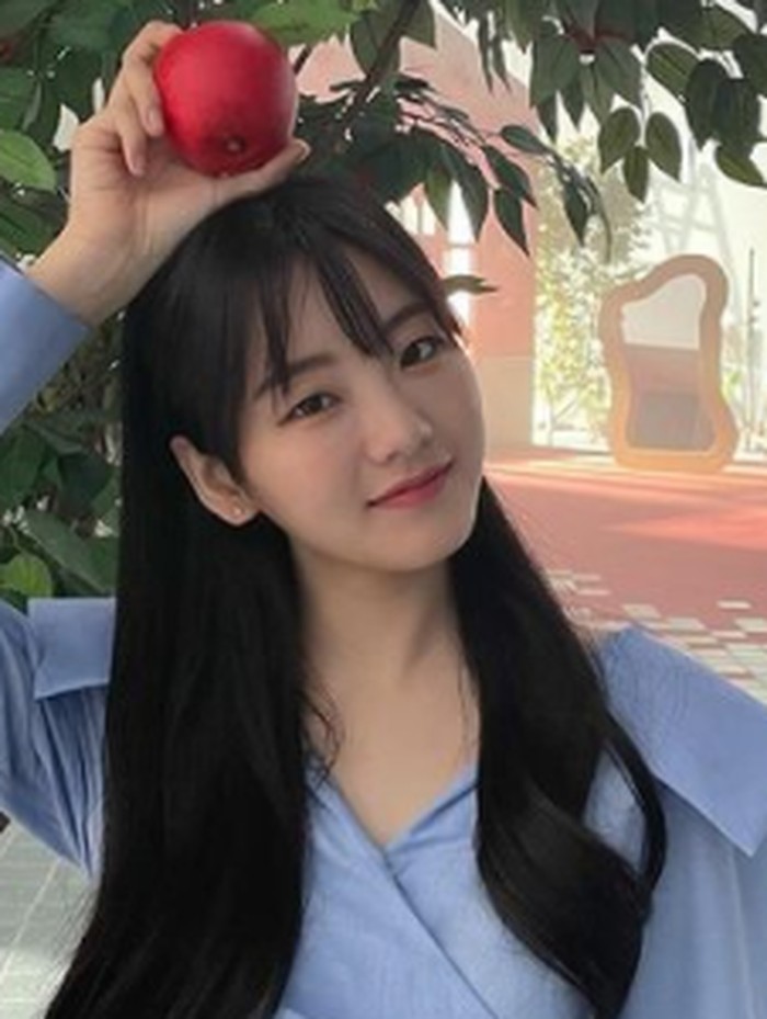 Namun semasa SMA, Cho Yi Hyun mengaku mengalami kesulitan karena ia merasa kurang mampu untuk berakting, menyanyi, dan menari secara bersamaan di atas panggung./ foto: instagram.com/yihyun_1208