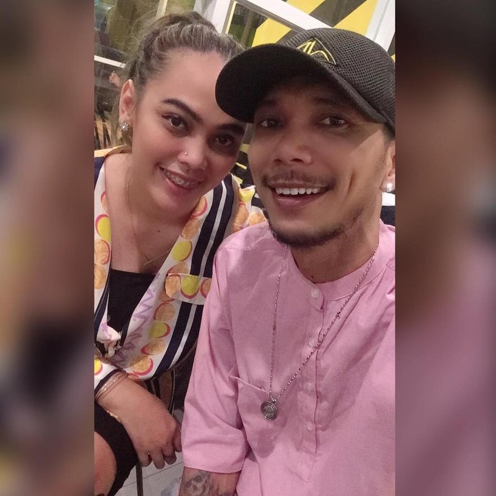 <p>Norman Kamaru, eks polisi yang tenar berkat video <em>Chaiyya Chaiyya</em> sudah memiliki istri. Mereka telah menikah selama lima tahun, Bunda. (Foto: Instagram @onca_marthinus)</p>