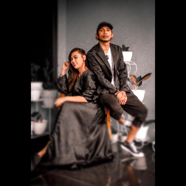 <p>Norman Kamaru gemar mengajak istrinya foto bersama. Ia selalu membagikan potretnya dengan sang istri ke laman Instagram. (Foto: Instagram @onca_marthinus)</p>