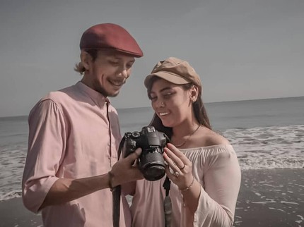 Tepis Isu Pindah Agama Usai Nikah Lagi, Ini 7 Potret Norman Kamaru dan Istri