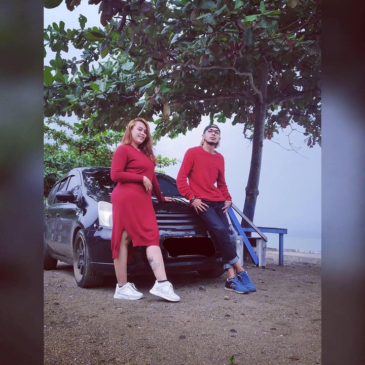 <p>Ketika sedang berlibur, Norman Kamaru dan Jhasmine Titis sering mengenakan outfit dengan model dan warna yang senada. Kompak banget nih! (Foto: Instagram @onca_marthinus)</p>