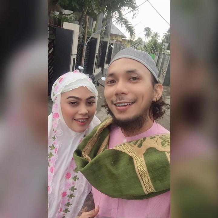 <p>Belakangan ini muncul isu mengenai Norman Kamaru yang berganti nama dan berpindah keyakinan usai nikah. Pria 36 tahun itu membantahnya dengan mengunggah potret istri yang tengah memakai hijab. Ia juga menjelaskan tidak pernah berganti nama. (Foto: Instagram @onca_marthinus)</p>