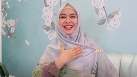 Sepak Terjang Oki Setiana Dewi dari Film ke Panggung Ceramah