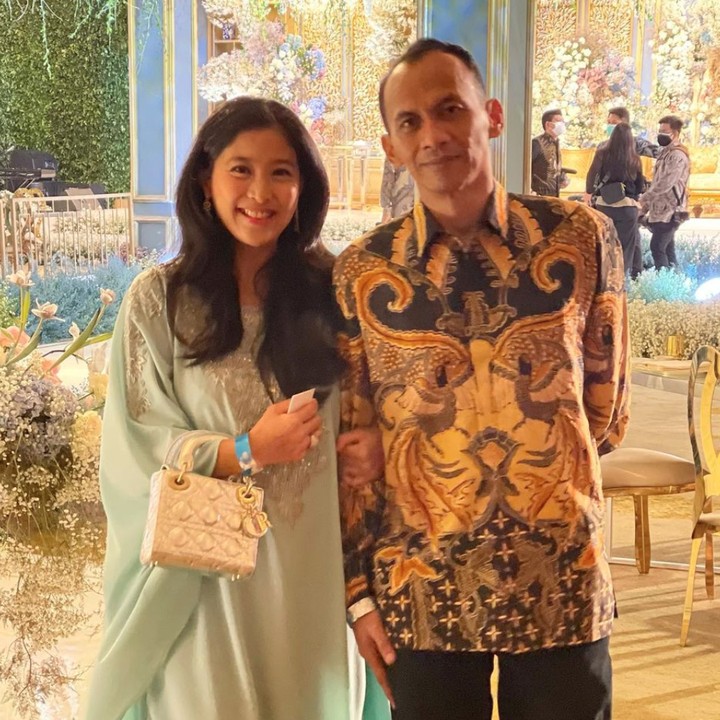 <p>Pernikahannya memang tak terendus di media, Olivia tiba-tiba membagikan potret bersama suami ketika acara keluarga di rumah dan akhirnya mengonfirmasinya ketika ditanya wartawan, Bunda. (Foto: Instagram @oliviazallianty)</p>