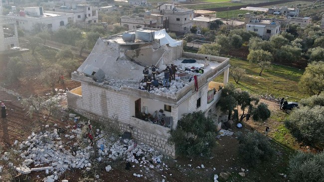 Setidaknya 12 warga sipil, termasuk perempuan dan anak-anak, diklaim tewas dalam serangan operasi khusus antiteroris oleh Amerika Serikat di Idlib, Suriah, Rabu (2/2).
