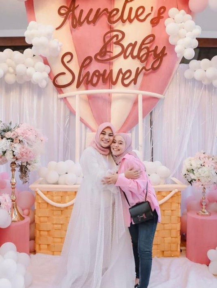 Pedangdut Lesti Kejora yang baru saja melahirkan ini juga turut menghadiri acara baby shower Aurel. Tampil santai dengan jeans, kemeja dan pasmina berwarna pink, ia terlihat mengenakan tas Hermes berwarna hitam. (@aurelie.hermansyah)
