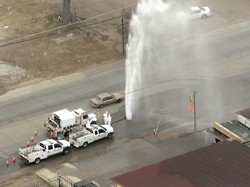 Penampakan Dahsyatnya Semburan Geiser di Tengah Jalan Texas