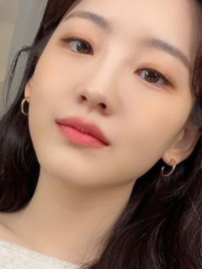 Popularitas Cho Yi Hyun juga dapat dilihat dari dirinya yang berhasil digandeng oleh berbagai brand populer mulai dari gadget hingga kosmetik, sebagai brand ambassador./ foto: instagram.com/yihyun_1208