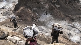 FOTO: Peluh Buruh Tambang di Burkina Faso