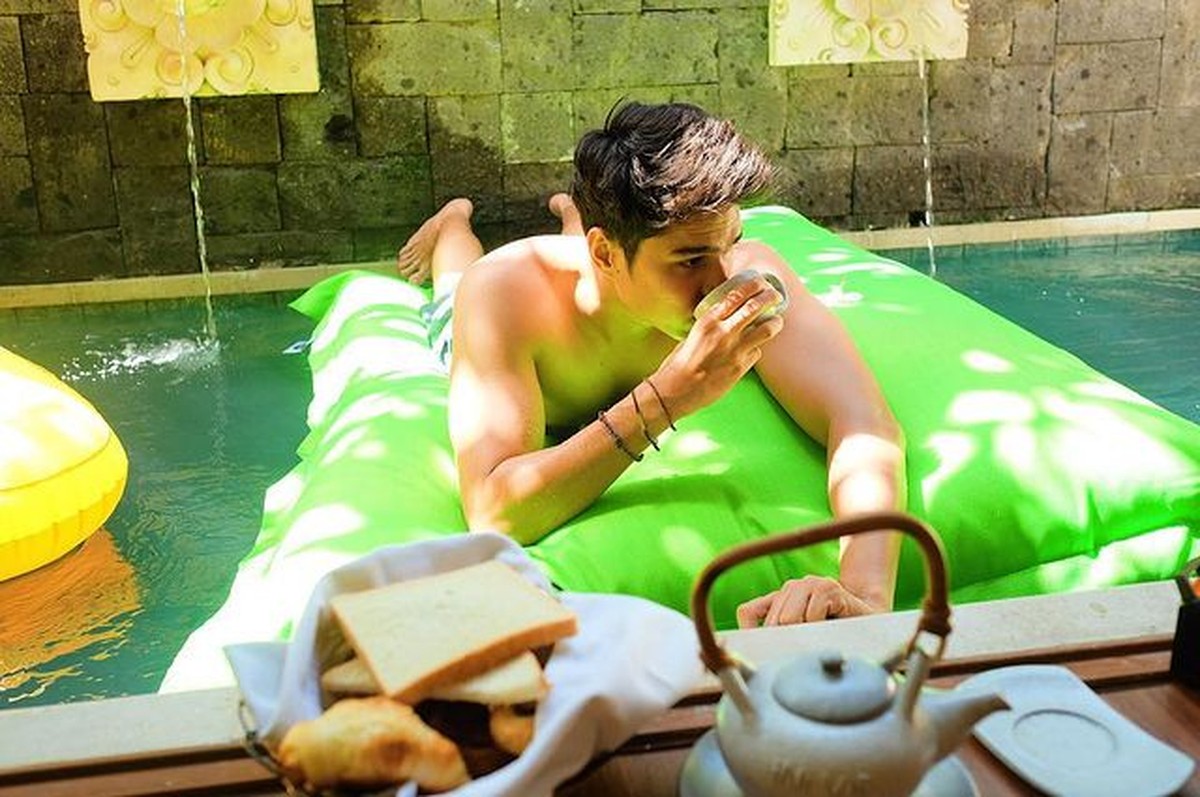 Mischa Chandrawinata tengah jadi sorotan usai dikabarkan tengah menjalin asmara dengan Amanda Manopo&period; Yuk intip potretnya&excl;