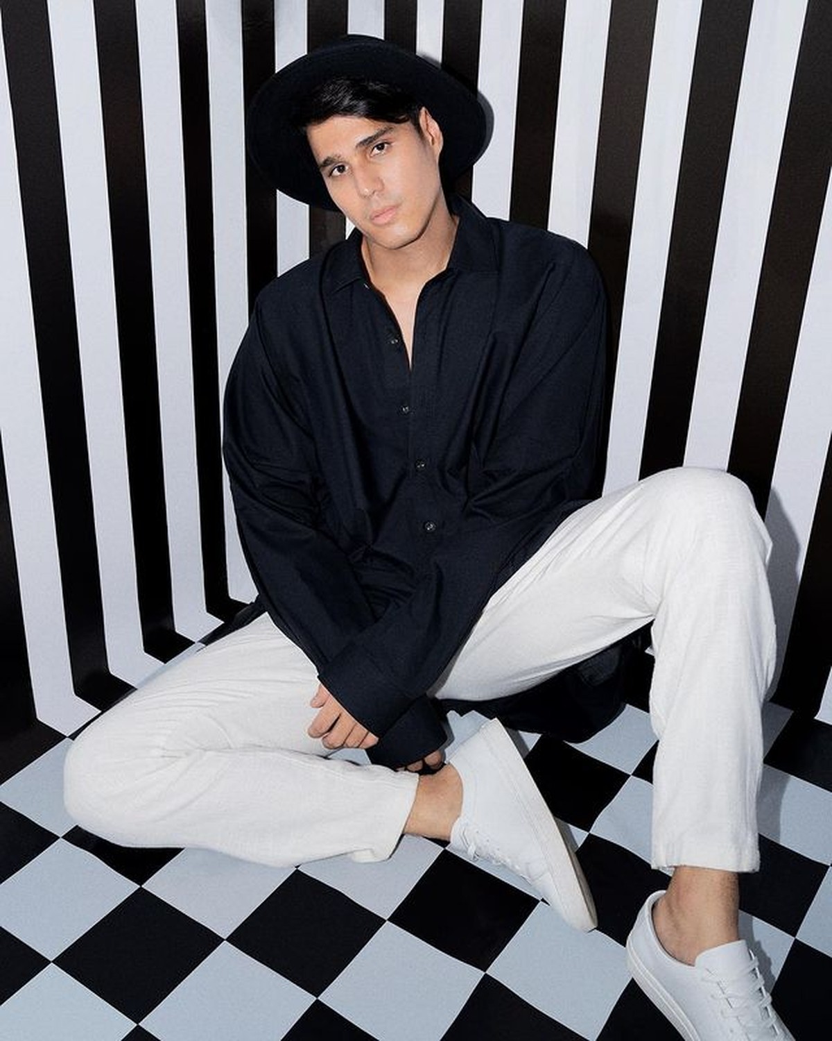 Mischa Chandrawinata tengah jadi sorotan usai dikabarkan tengah menjalin asmara dengan Amanda Manopo&period; Yuk intip potretnya&excl;