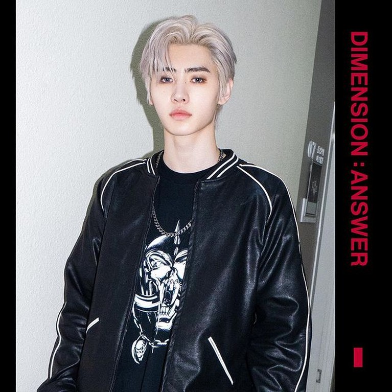 Potret Sunghoon Enhypen Sunghoon Enhypen baru saja menjalani operasi rhinitis yang membuatnya harus absen dibeberapa acara. Yuk intip potretnya sebelum sakit!