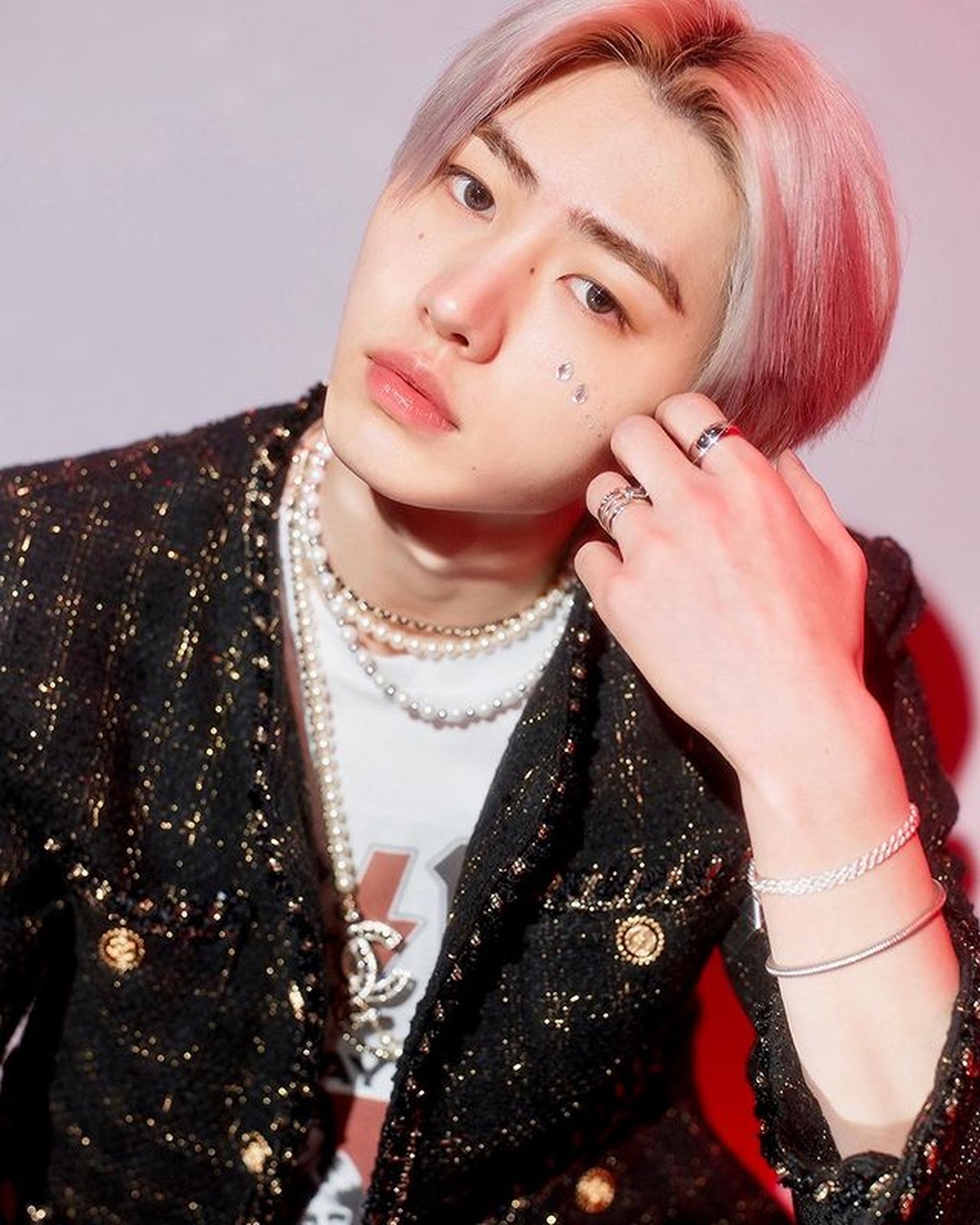 Sunghoon Enhypen baru saja menjalani operasi rhinitis yang membuatnya harus absen dibeberapa acara&period; Yuk intip potretnya sebelum sakit&excl;