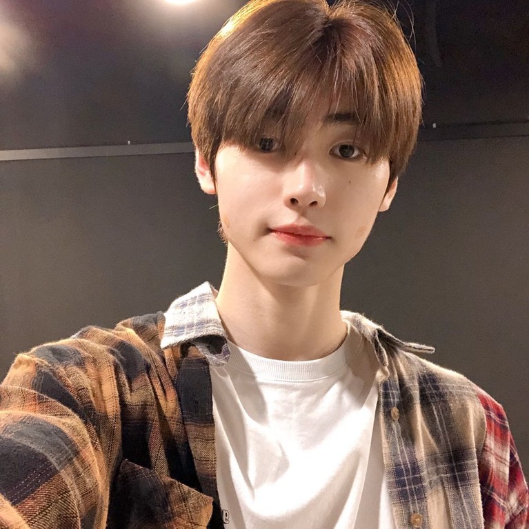 Sunghoon Enhypen baru saja menjalani operasi rhinitis yang membuatnya harus absen dibeberapa acara. Yuk intip potretnya sebelum sakit!