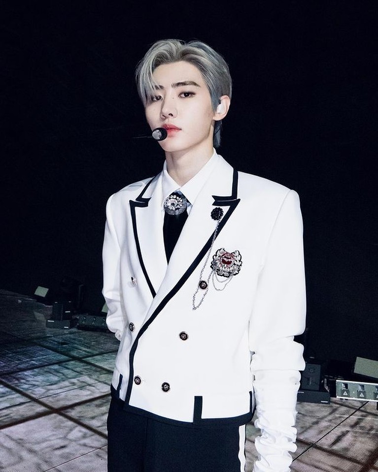 Potret Sunghoon Enhypen Sunghoon Enhypen baru saja menjalani operasi rhinitis yang membuatnya harus absen dibeberapa acara. Yuk intip potretnya sebelum sakit!