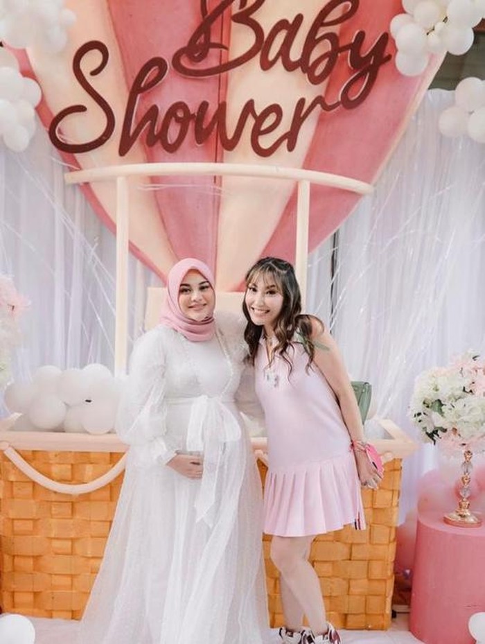 Presenter Ayu Dewi juga menyempatkan hadir dalam acara tersebut. Hadir dengan mini dress dengan aksen ruffle dibagian bawah, ia nampak awet muda dengan rambut poni. (@aurelie.hermansyah)