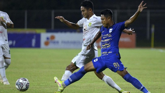 Pemain Persebaya Surabaya Marselino Ferdinan mengatakan bentrok dengan sang kakak, Oktafianus Fernando bentuk dari keakraban.