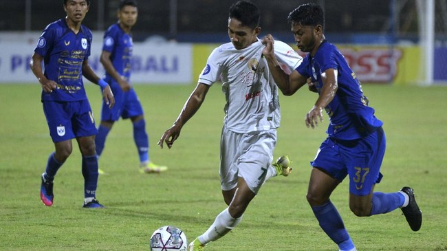 Ketua Komite Wasit PSSI Ahmad Riyadh merespons tanggapan bahwa pihaknya tak bekerja optimal mengurus para pengadil di Liga 1.
