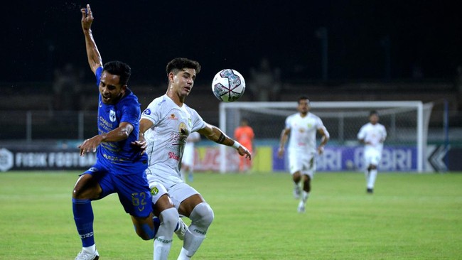 Persebaya Surabaya menggusur Persib Bandung dari peringkat ketiga klasemen Liga 1 2021/2022 setelah bermain imbang 0-0 dengan PSIS Semarang, Rabu (2/2).