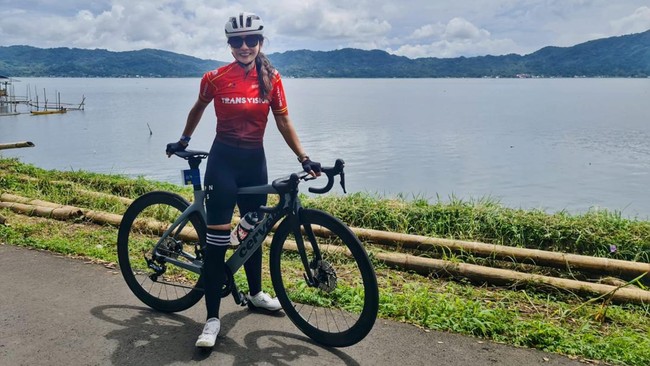 Para peserta The TX Tondano Manado Road Bike Challage 2021 bersepeda sembari menikmati keindahan alam kota Manado.