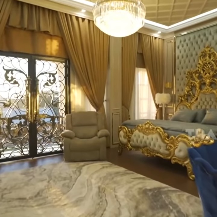 <p>Ruangan kamar Shella dirancang menyerupai kamar tidur putri kerajaan. Desain rumahnya tak luput dari sentuhan warna emas yang menambah unsur kemewahan. (Foto: YouTube Trans TV Official)</p>