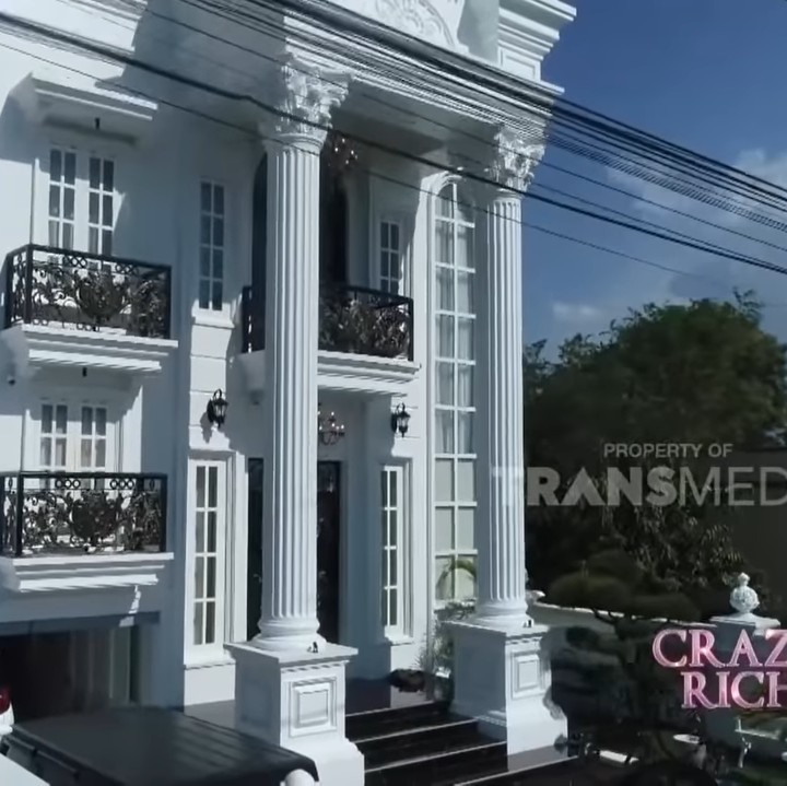 <p>Sebuah rumah mewah seluas 1200 meter persegi di Banda Aceh menjadi sorotan. Rumah itu dihuni oleh seorang wanita crazy rich, Shella Saukia. (Foto: YouTube Trans TV Official)</p>