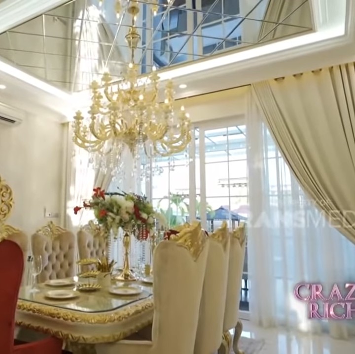 <p>Setiap sudut rumah Shella diselimuti dengan kemewahan. Shella mendesain rumahnya sendiri, Bunda. (Foto: YouTube Trans TV Official)</p>