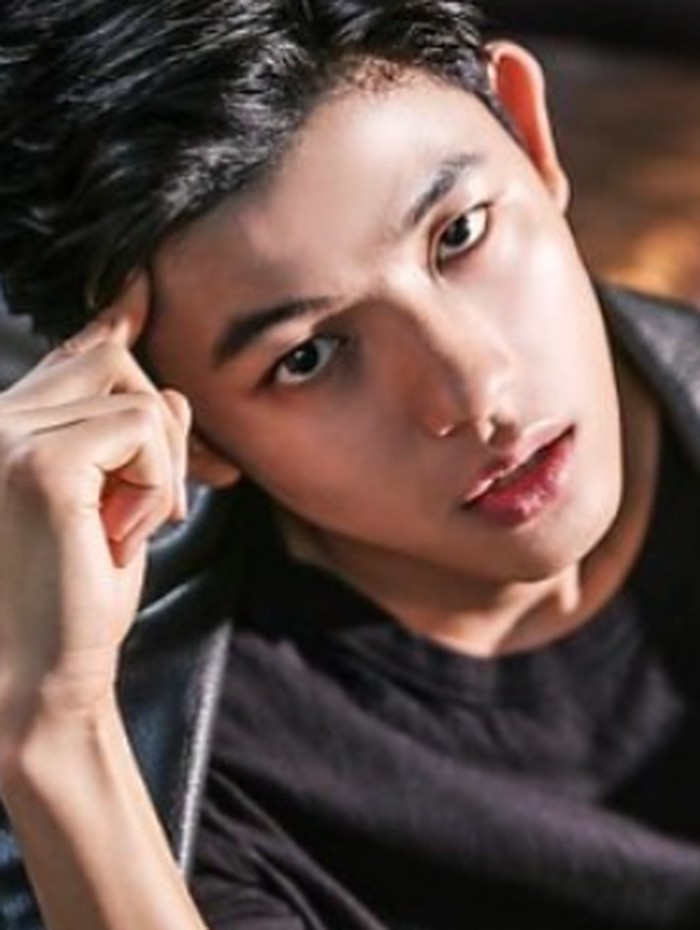 Selain menjadi aktor, Lomon juga aktif berkarier sebagai model. Visualnya yang tampan mengingatkan netizen dengan beberapa selebriti populer seperti Minho 'SHINee', hingga Kim Hyun Joong/ foto: instagram.com/lomon991111